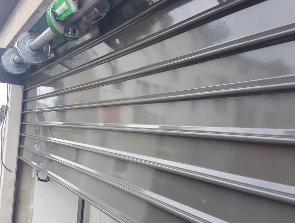 L’importance de la sécurité dans l’automatisation des rideaux métalliques. -> Sécurité primordiale pour les rideaux métalliques automatisés